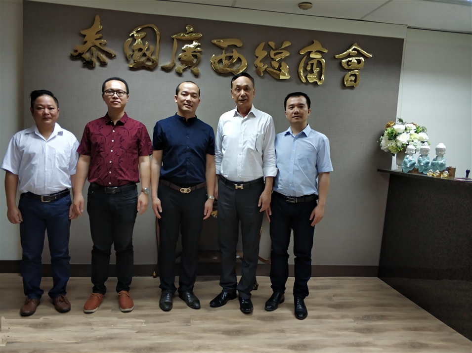 從左往右依次為國(guó)際部合伙人林健偉先生（左一），國(guó)際部總監(jiān)吳琪先生（左二），執(zhí)行董事粟宥朝先生（左三），商會(huì)主席李宇明（右二），國(guó)際部合伙人黃文超先生（右一）