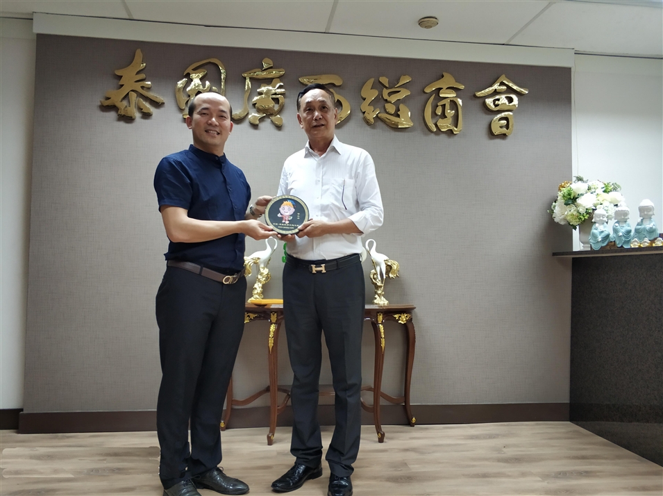 粟宥朝先生向泰國(guó)廣西總商會(huì)主席李宇明贈(zèng)送金小沛吉祥物