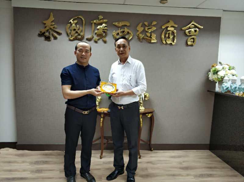  泰國(guó)廣西總商會(huì)主席李宇明向粟宥朝先生贈(zèng)送紀(jì)念品