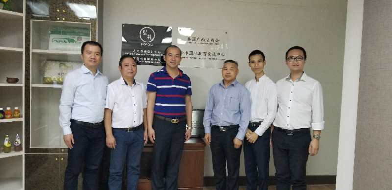 國際部合伙人黃文超（左一），林健偉（左二）國際部總監(jiān)吳琪（右一）執(zhí)行董事粟宥朝（左三），泰國廣西總商會副主席劉漢政（右二），泰國華人青年商會會長助理黃志乾(右三)