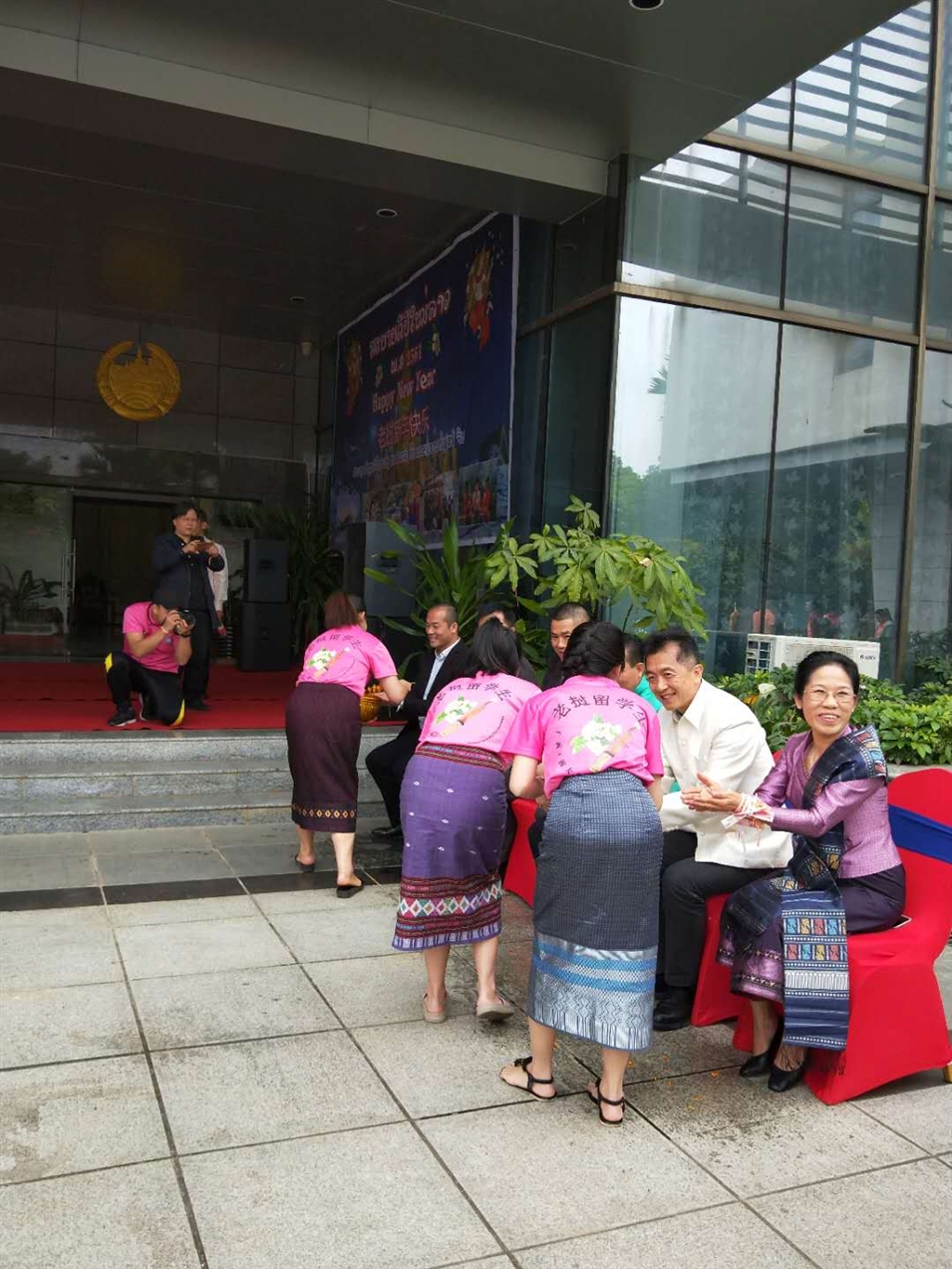 老撾駐廣西留學(xué)生代表將浸有花瓣的香水灑客人的手上，表示對(duì)嘉賓的美好祝福（圖二）