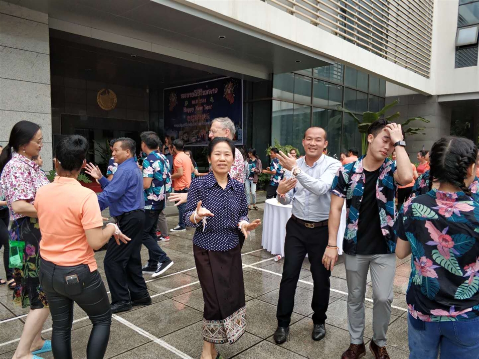 老撾駐南寧總領(lǐng)事萬(wàn)?！ぞS麗雅彭女士與廣西金沛教育執(zhí)行董事粟宥朝先生一起在總領(lǐng)事館廣場(chǎng)載歌載舞