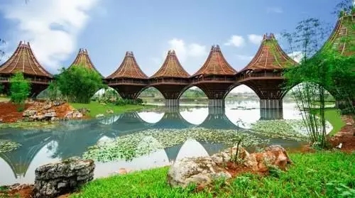 圖為中國-東盟友誼館。該建筑以廣西的風雨橋為原型，寓意“手拉手，心連心”。表達中國與東盟十國睦鄰友好、合作共贏之意。