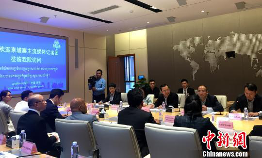 柬埔寨主流媒體采訪團(tuán)在廣西大學(xué)與師生交流。