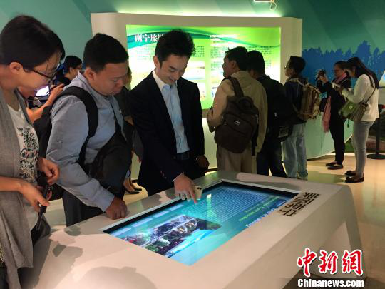 柬埔寨主流媒體采訪團(tuán)參觀南寧市規(guī)劃館。