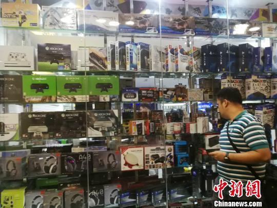 菲律賓統(tǒng)計(jì)局(Philippine Statistics Authority)5日發(fā)布10月份全國勞動(dòng)力調(diào)查報(bào)告顯示，2018年10月就業(yè)不足率降至13.3%，而2017年10月為15.9%。圖為馬尼拉馬卡蒂一商場(chǎng)，貨品充足，青年人消費(fèi)暢旺。 關(guān)向東 攝