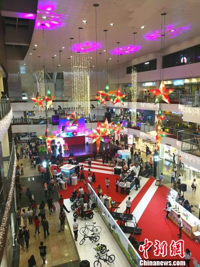 圖為馬尼拉馬卡蒂一商場(chǎng)，開始?xì)q末大促銷，青年人消費(fèi)暢旺。 關(guān)向東 攝